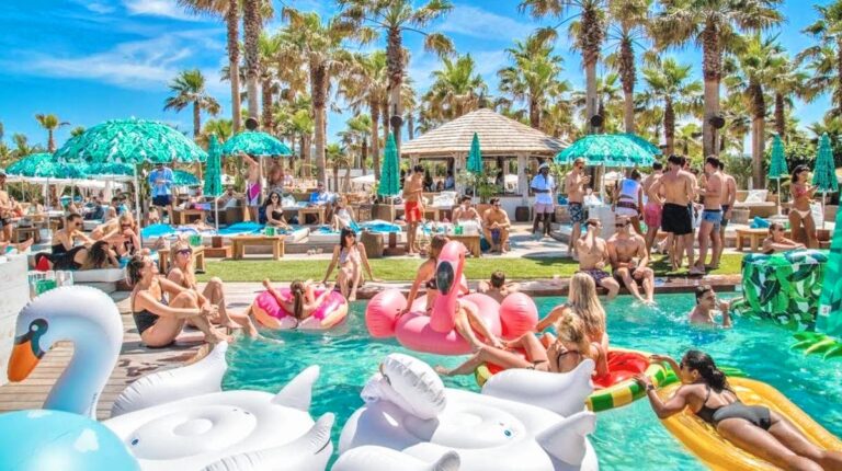 Un guide des clubs de plage de Saint-Tropez